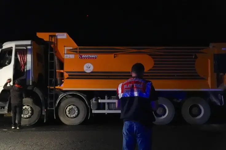Kamyon yemek yiyen işçilerin arasında daldı