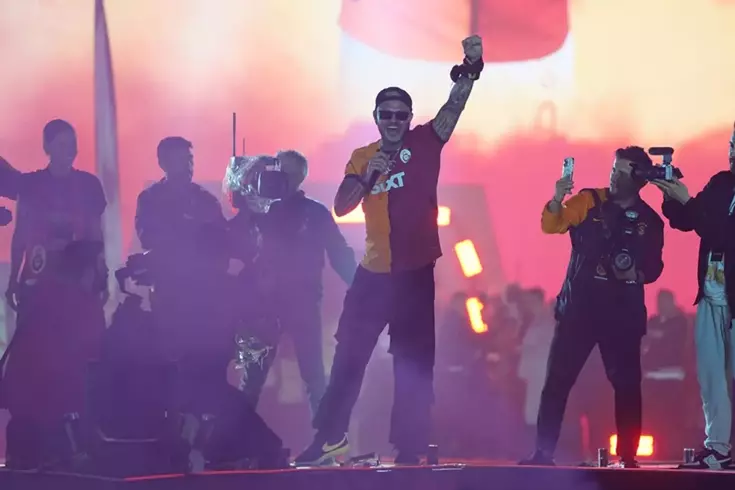 Galatasaray’ın yıldızı Icardi, şampiyonluk kutlamasında Ali Koç yazılı forma giydi
