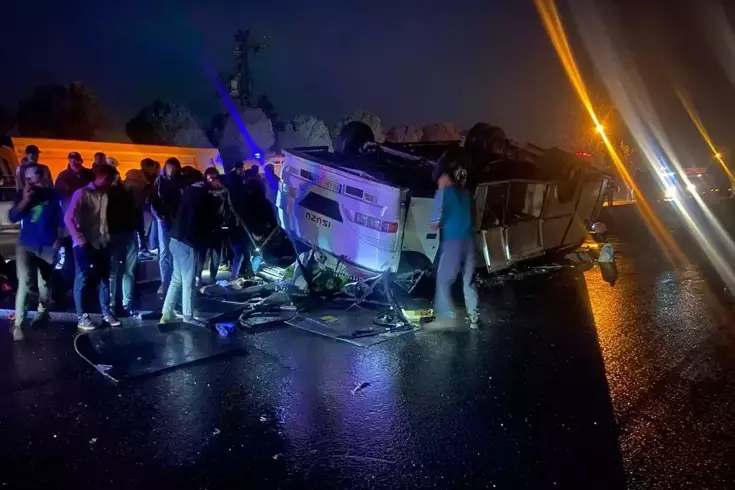 Hatay’da midibüs devrildi: 25 yaralı