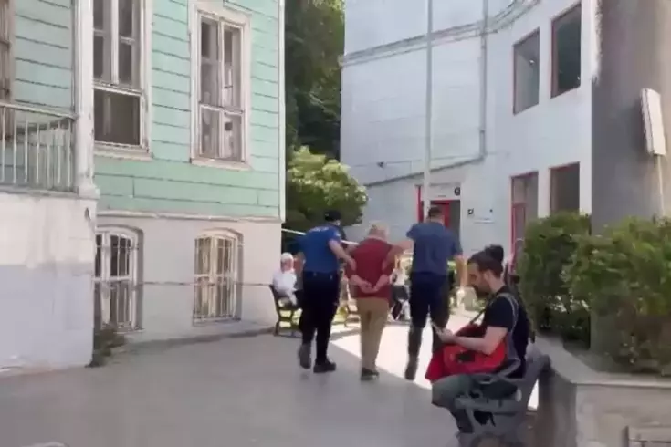 77 yaşındaki adam kameralı gözlük ile sokaktaki kadınları kayda aldı