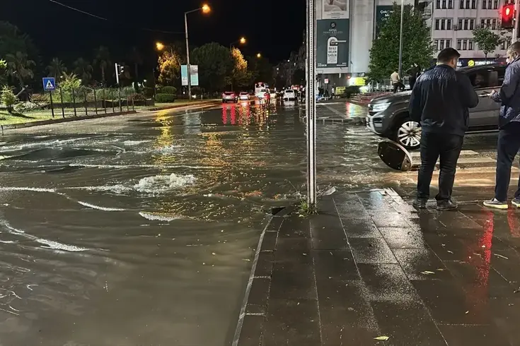 Fatsa’da sağanak yağış su baskınlarına neden oldu