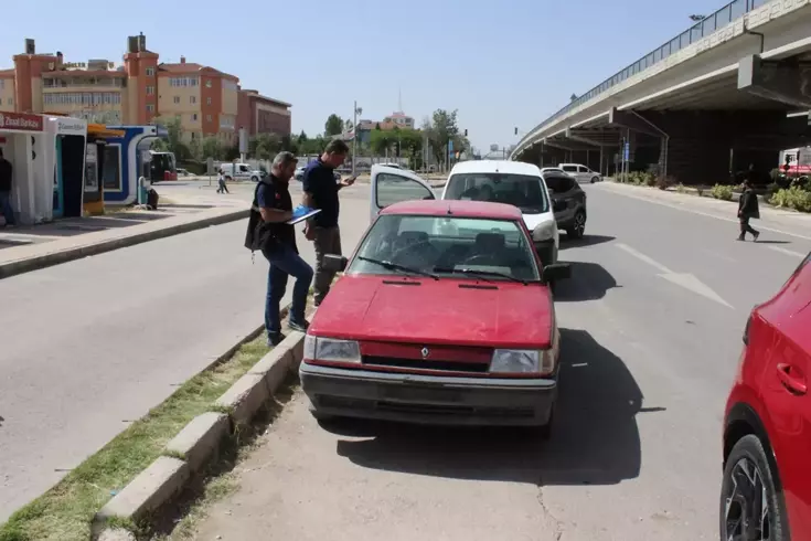 Çaldığı otomobilin yakıtı bitince çalışır durumdaki başka otomobili çaldı