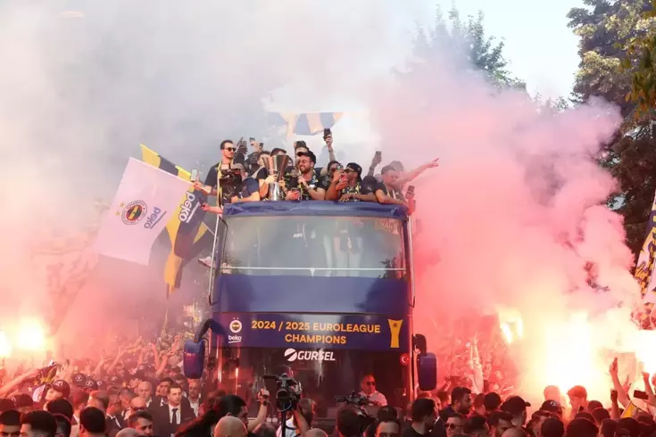 Fenerbahçe Euroleague şampiyonluğunu taraftarıyla kutladı