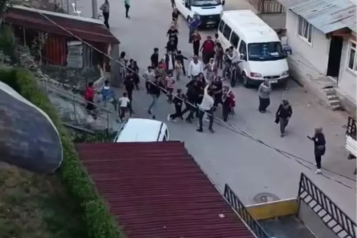 Tuğla ve yumruklarla birbirlerine saldırdılar