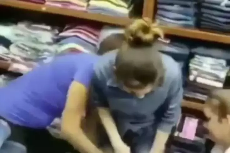 Mağazadan pantolon çalmaya çalışırken yakalanan genç kız çalışanlar tarafından darp edildi