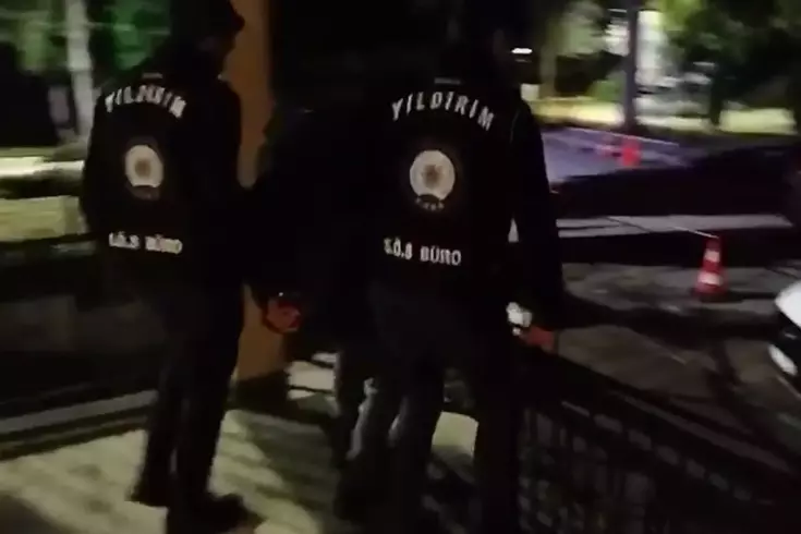 Polis ekipleri firari hükümlüyü baca deliğinden girerek yakaladı