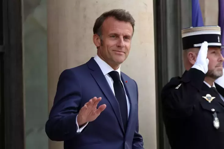 Fransa Cumhurbaşkanı Macron’un heykelini çaldılar