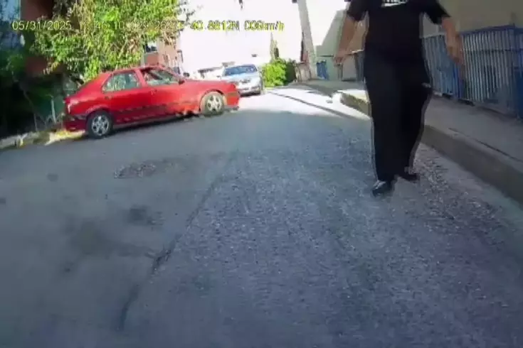 Aracından inerek diğer sürücüye bıçak çekti Genç kız “Baba gidelim“ diye yalvardı