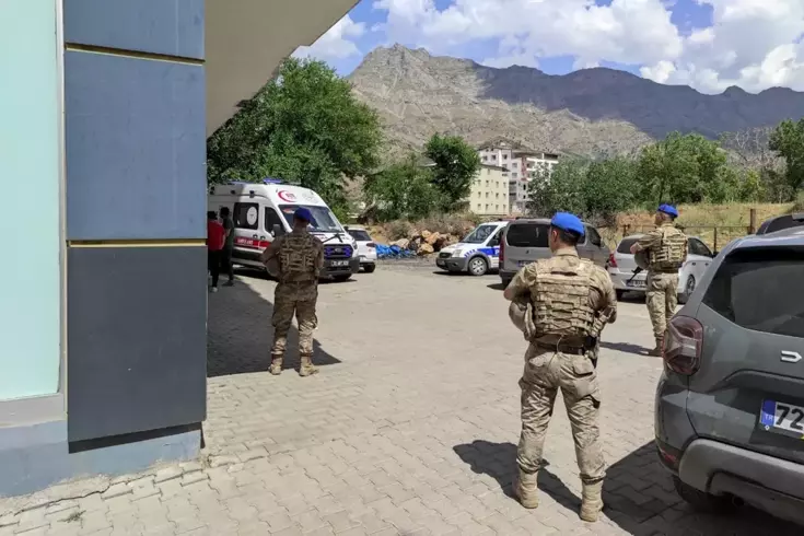 Ailesini tahra ile rehin aldı