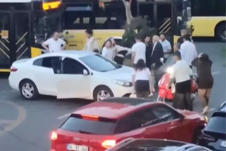 Kadınların park yeri kavgası Tekme tokatlar hava uçuştu