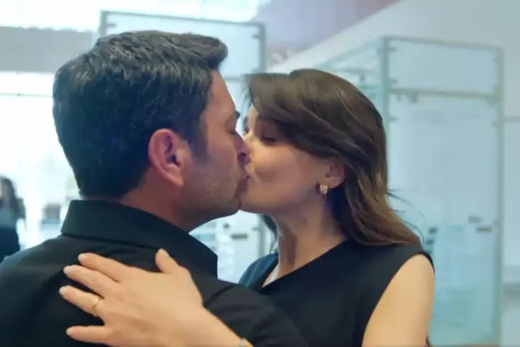 Uzak Şehir’de nefes kesen sahne “Sinem’le öpüşmem“ diyen Ozan Akbaba kural bozdu