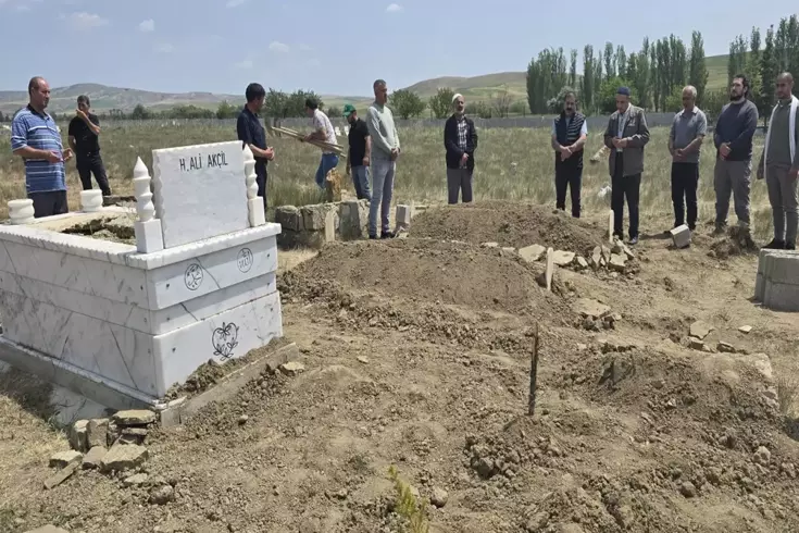 6 yıldır süren seçim husumetinde yine kan aktı: Baba ve oğul toprağa verildi
