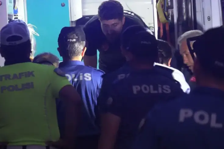 Koruma altına alınan çocuğu geri verilmeyince boğazına bıçak dayadı, evini ateşe verdi