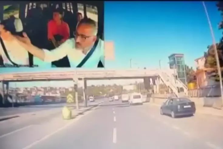 Şehir magandası çarptığı aracın şoförüne bıçakla saldırdı