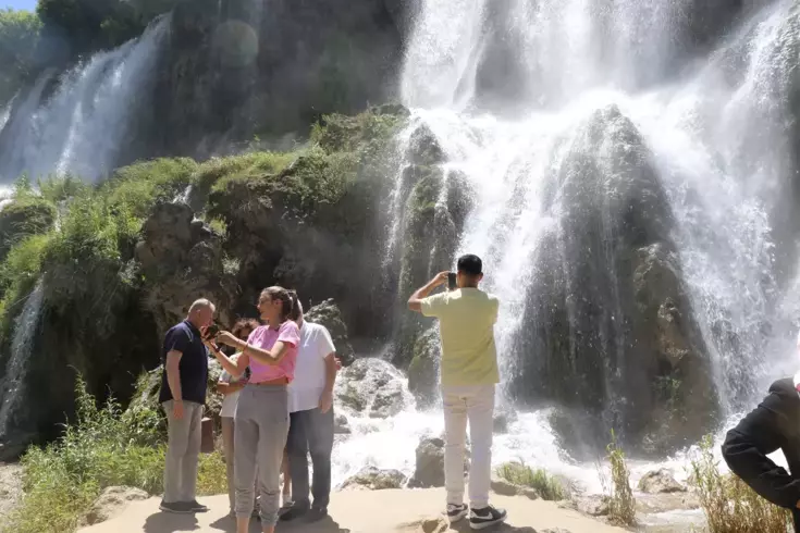 Girlevik Şelalesi bayramda yerli ve yabancı turist akınına uğradı