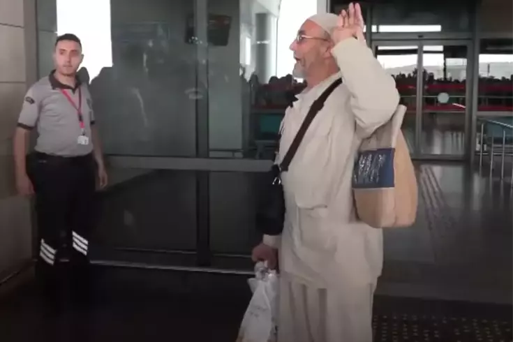 Yüz ifadesine dikkat Hacdan dönen yaşlı çifti, havaalanında şoke eden olay