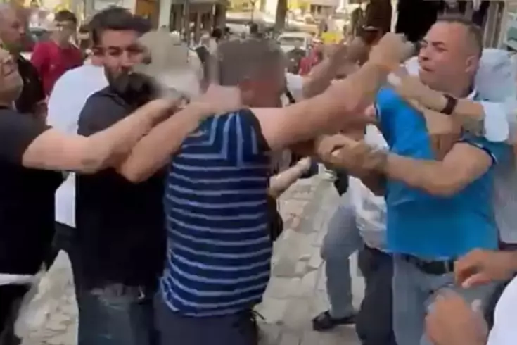 Boşanan çift ile yakınları arasındaki tekme ve yumruklu kavga