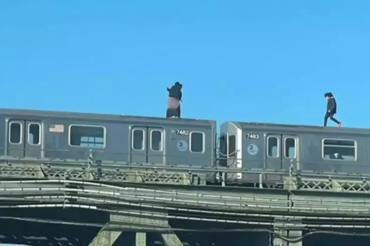 Akıllara durgunluk veren olay Hareket halindeki trenin üstünde ilişkiye girdiler