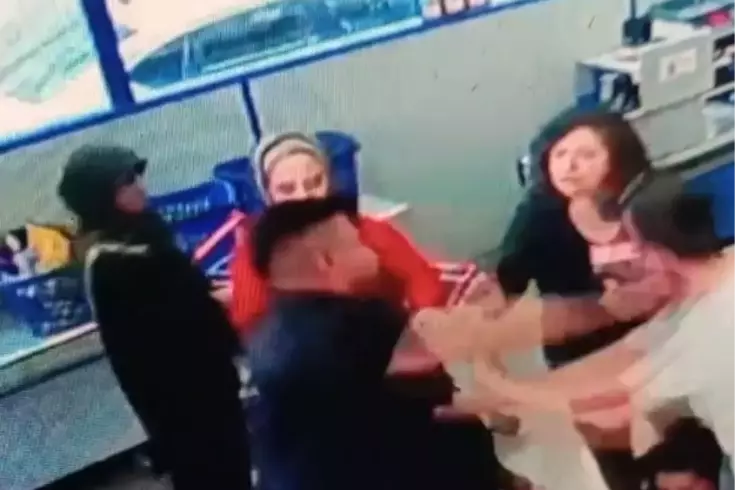 Markette kadını saçlarından tutup yerde yumrukladı Yaptığı yanına kalmadı