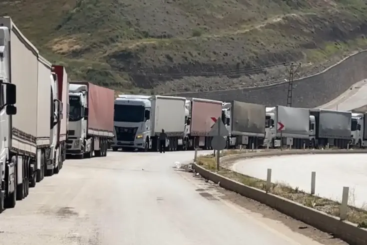 Çatışmalar nedeniyle Türkiye-İran sınır kapısında 2 kilometrelik tır kuyruğu oluştu