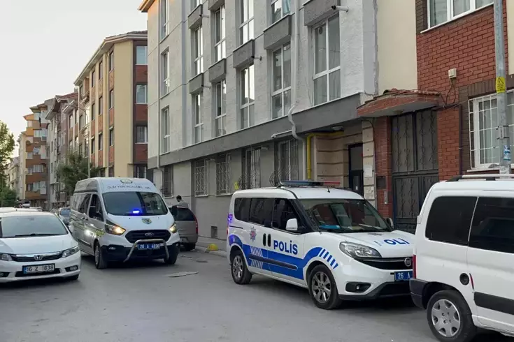 Apartmanı saran kötü kokular sonrası ekipler, çürümeye başlayan cesetle karşılaştı