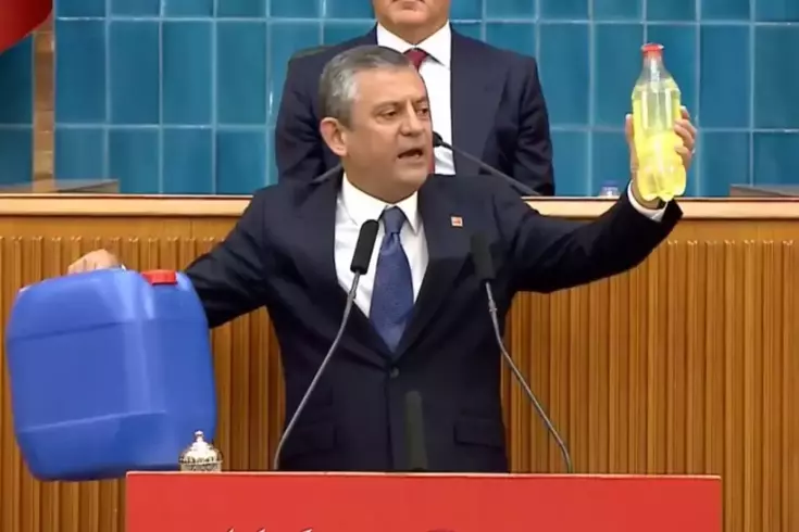 CHP lideri Özel, elinde mazotla kürsüye çıktı: Al sana 50 TL’lik mazot