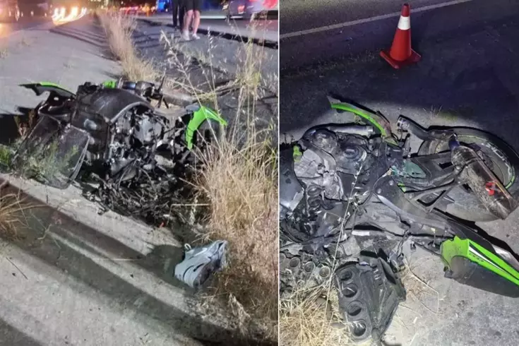 Farları yanmayan araç yarış yapan motosikletlere çarptı