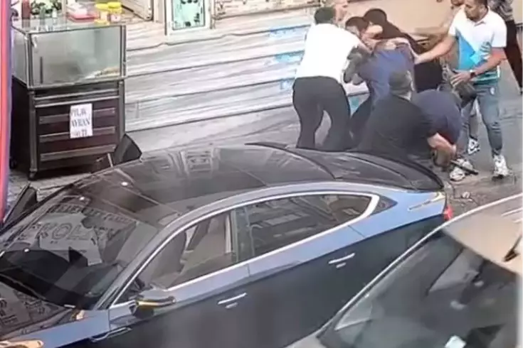 Cadde ortasında yaşlı adamı sopayla darbettiler