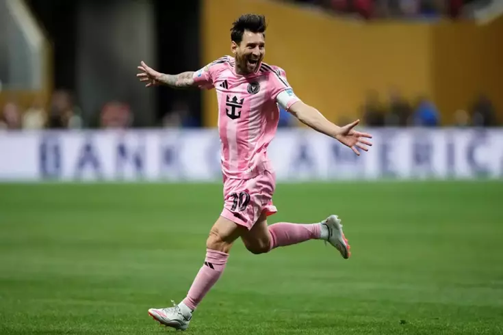 Frikikten şahane bir gol atan Messi, maç sonu FIFA kuralını bakın nasıl çiğnedi