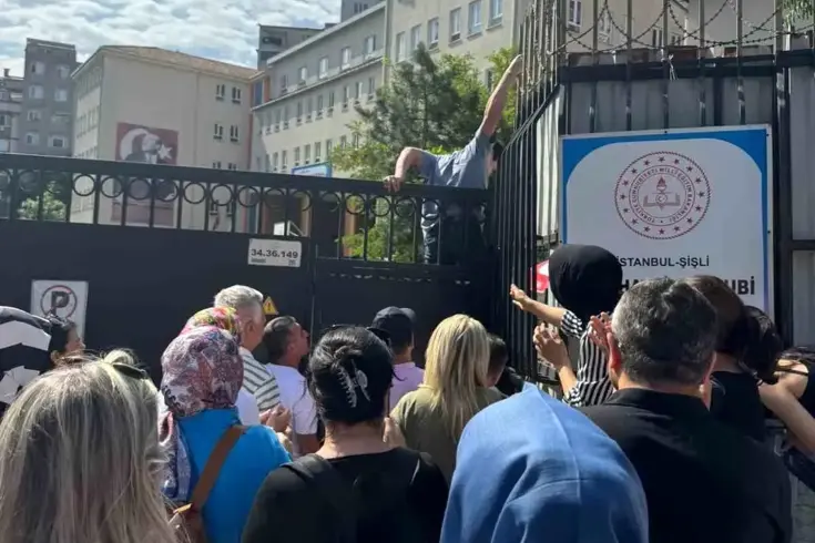 Sınava 1 Dakika Geç Kaldılar, Duvardan Atlattılar