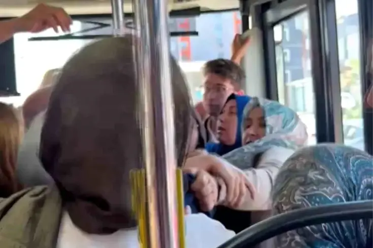 Pendik’te yolcu otobüsünde kadınlar arasında kavga O anlar kameralarda