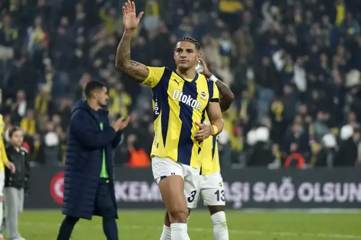 Fenerbahçe’nin çuvalla para verip aldığı futbolcu saçını pembeye boyattı