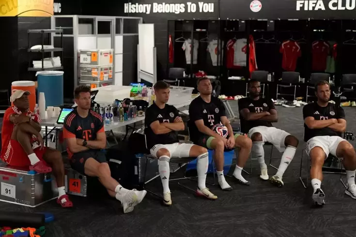Bu da oldu Bayern Münih’in yedekleri 40 derece sıcak nedeniyle maçı soyunma odasında izledi
