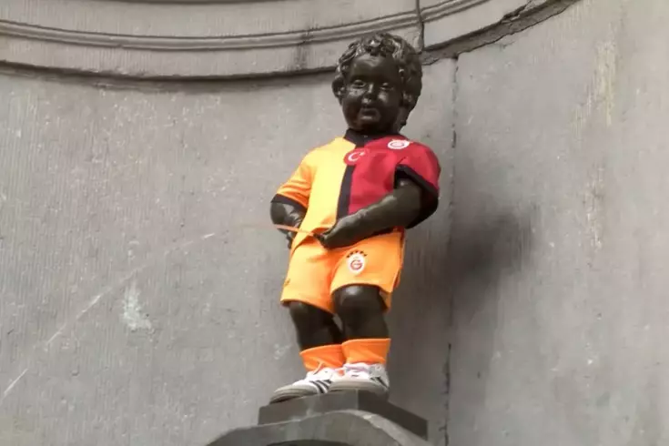 Galatasaray’ın 5 yıldızlı forması 406 yıllık Manneken Pis heykeline giydirildi