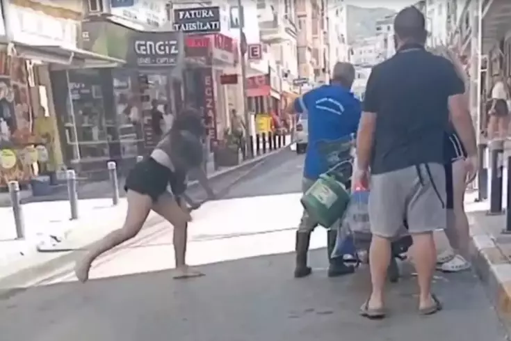 Genç kızlar terör estirdi Belediye çalışanını sokak ortasında fırçayla dövdüler