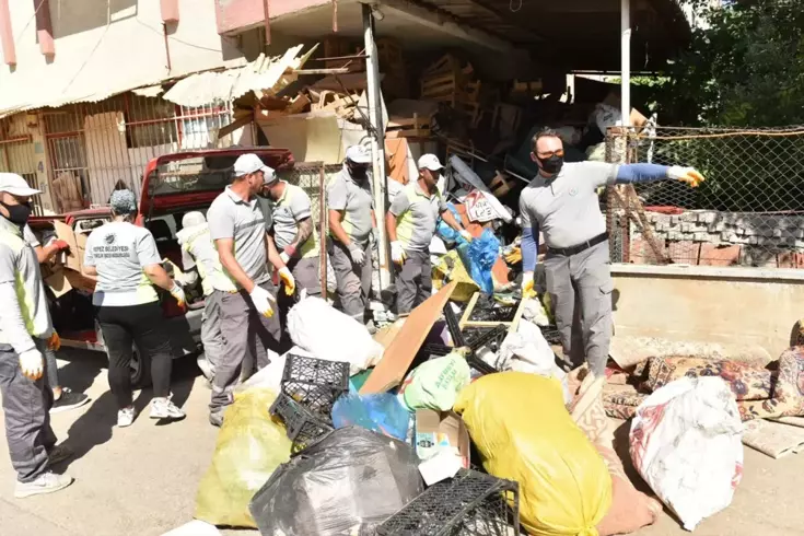 6 katlı binadan bu kez 20 kamyon çöp çıktı