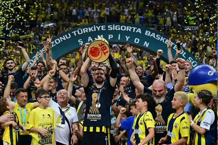 Şampiyon Fenerbahçe Beko, kupasını aldı