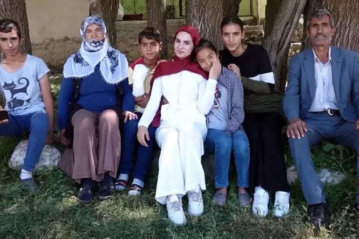 YKS çıkışı kızını çiçeklerle karşılayan baba: O dakika dünyalar benim oldu