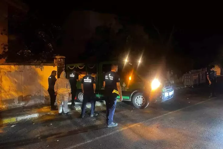 Manzara izlemek için girdikleri metruk villada erkek cesediyle karşılaştılar