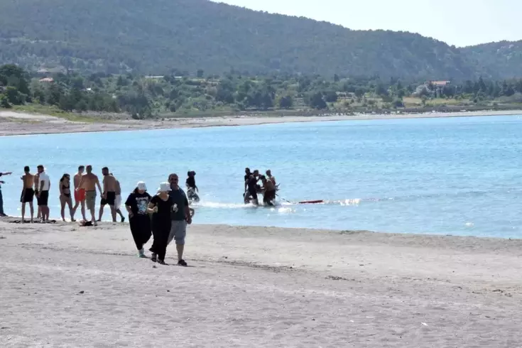Salda Gölü’nde 17 yaşındaki genç, boğulma tehlikesi geçirdi