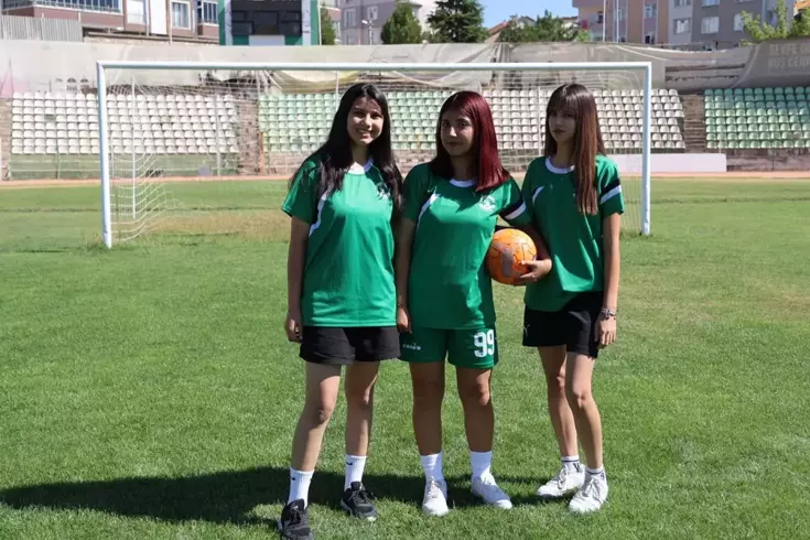3 kız sporcu ’’Futbol erkek işi’’ diyenlere cevabı sahada verdiler