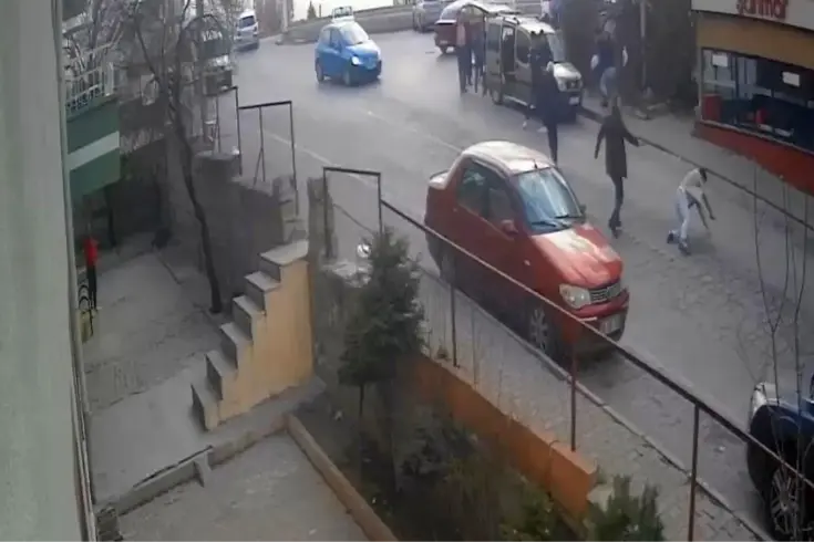 Eniştesini silahla vurduktan sonra araçla üzerinden geçen sanığa verilen 19 yıl hapis fazla bulundu