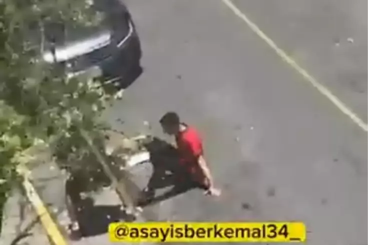 Kendisini yakalayan market çalışanını tekme tokat dövdü