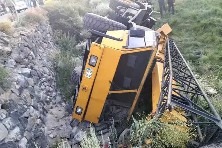 Kurtulmaya çalışırken vincin altında kalarak can verdi