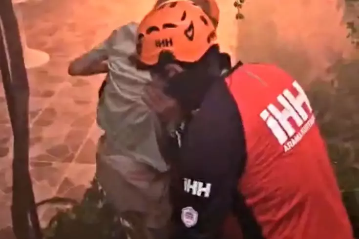 Yangında mahsur kalanları ekipler böyle kurtardı