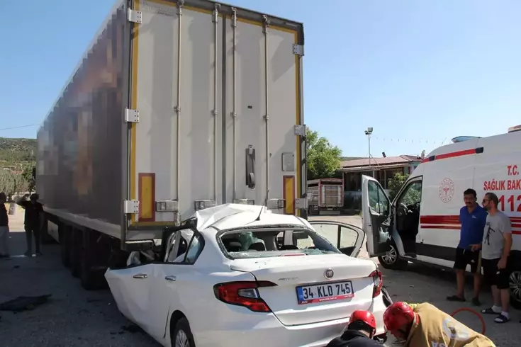 Otomobil, park halindeki tıra çarptı: Baba ve üç çocuğu hayatını kaybetti