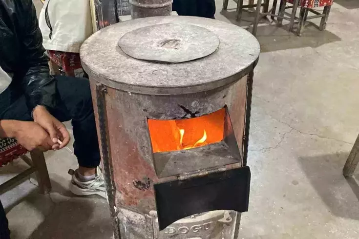 İlçeye kış geri geldi Temmuz ayında soba yakıyorlar