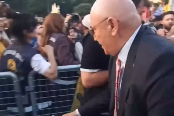 Mahmut Tanal bildiğiniz gibi Polis barikatlarını böyle yıkıp geçti