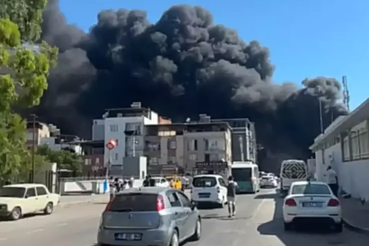 Buca’da toplanmayan çöpler alev alev yandı