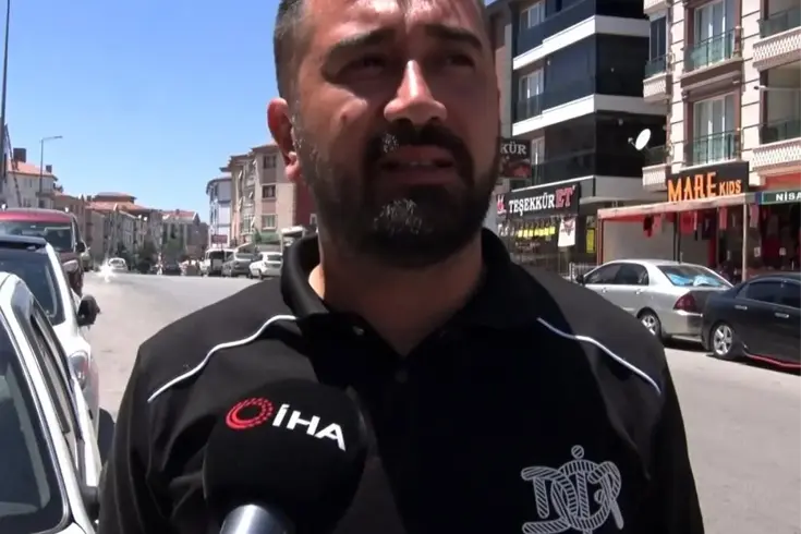 Karşıya geçen anne ve evladına araba çarptı Çocuk metrelerce savrudu